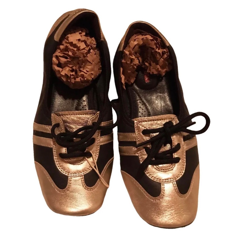 Prada ballet laced up flat shoes.Sz. EU 35. Gorgeous and in excellent condition!